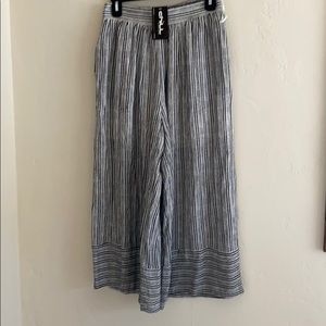 Wide leg cropped Rayon pant size S